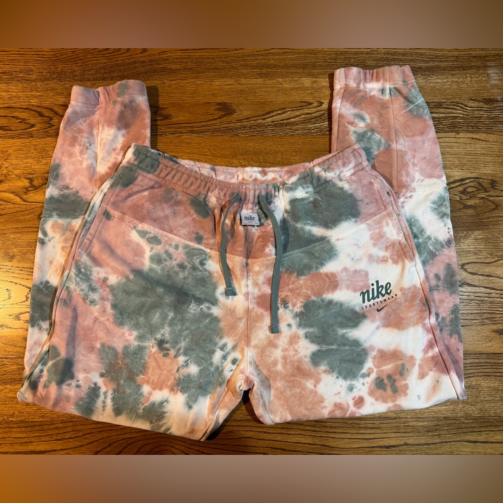 BRAND NEW Nike Women’s Tie-Dye Sweatpants Size Large